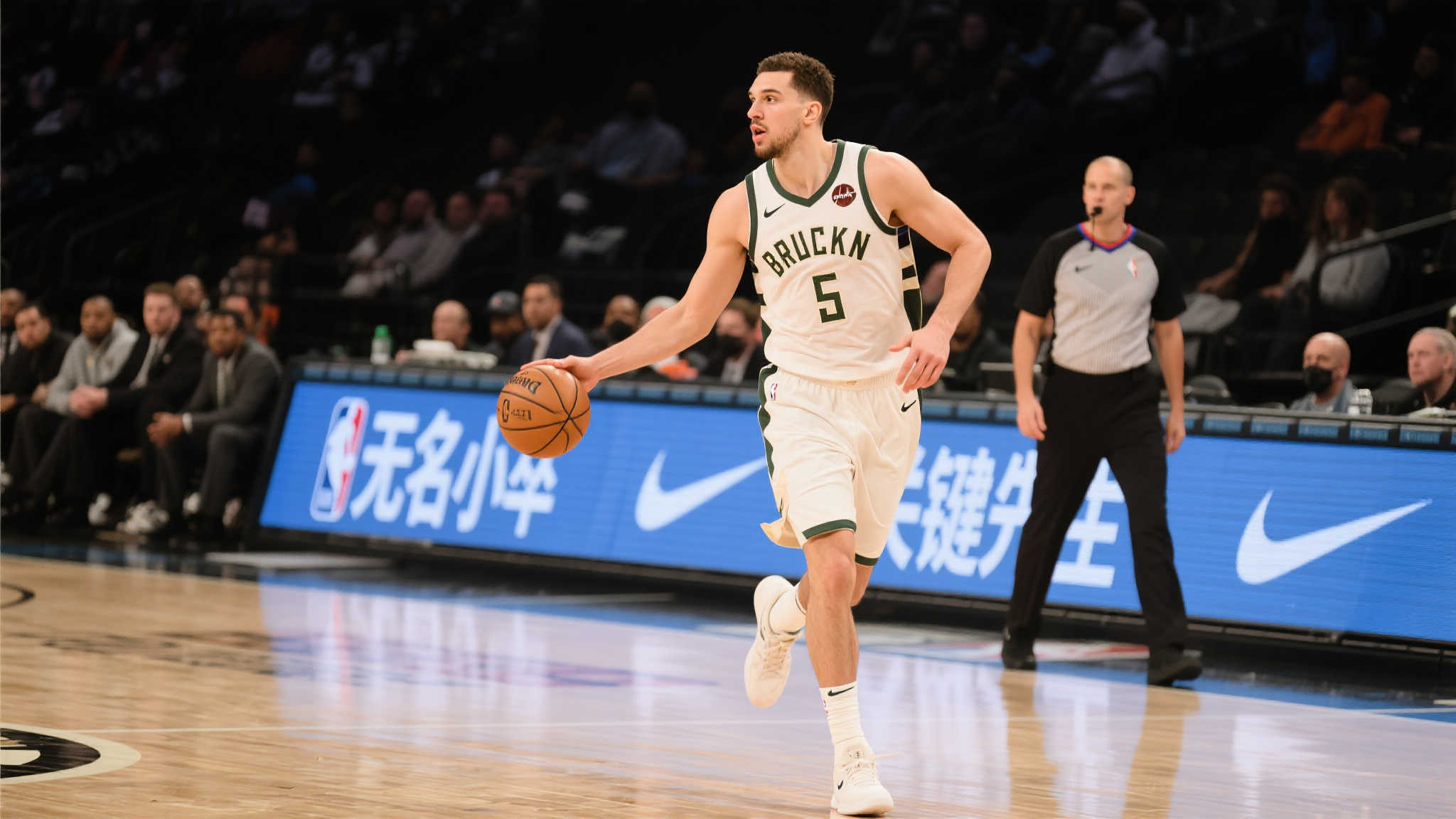 低调发力!布劳恩砍下12分,暂居全场得分王! 低调发力!布劳恩砍下12分,暂居全场得分王!