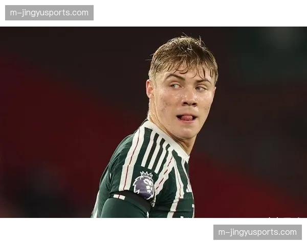 ESPN镜头：点球罚失后，曼联前锋霍伊伦低头久久不语